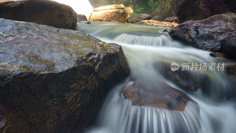 柔佛州恩道-云平国家公园岩石中的水流速率