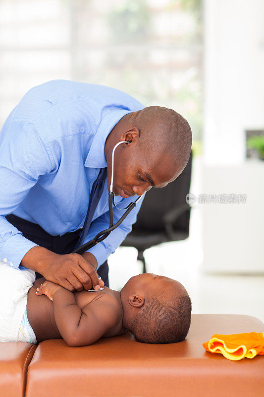 非洲医生给男婴做检查