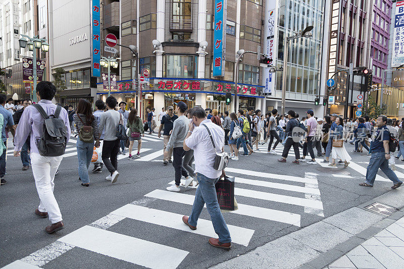 日本人在日本东京的人行横道上穿过繁忙的街道