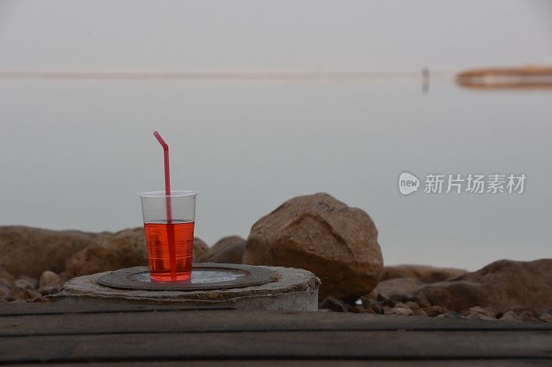 在死海的岸边喝