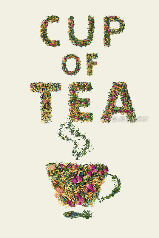 茶叶与花和水果字杯茶在白底上，俯视图