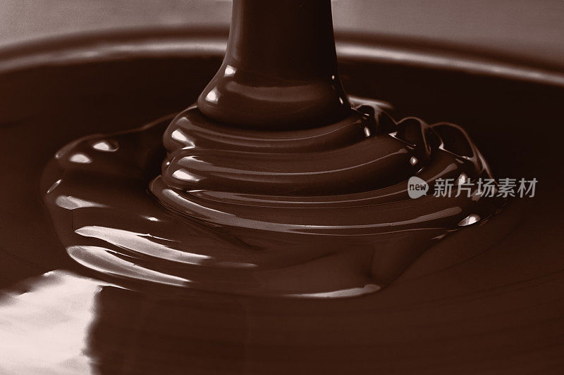 倒入液体热巧克力特写。做甜点。