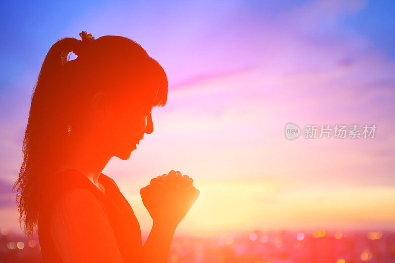女人虔诚的祈祷