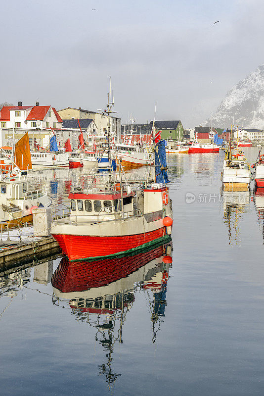 冬天挪威罗弗敦海宁斯维尔的渔船