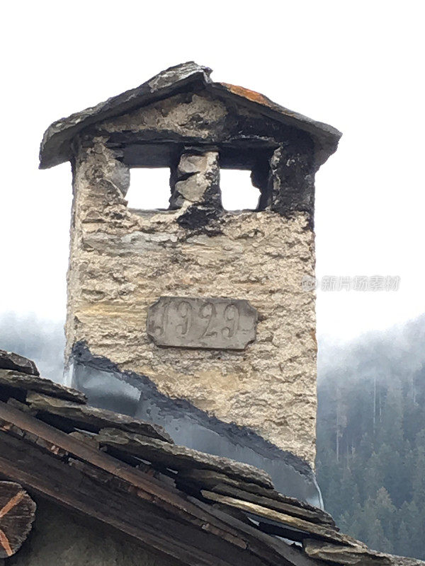 瑞士山村在Graubünden屋顶烟囱