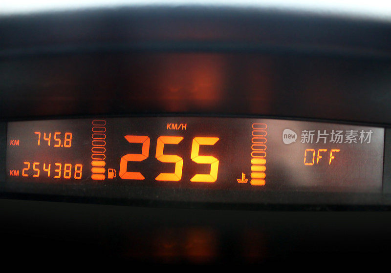 汽车速度表。高速交通。电子面板。
