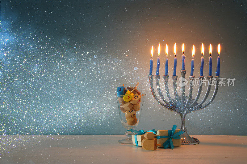 犹太节日光明节的背景与烛台(传统的烛台)和燃烧的蜡烛。