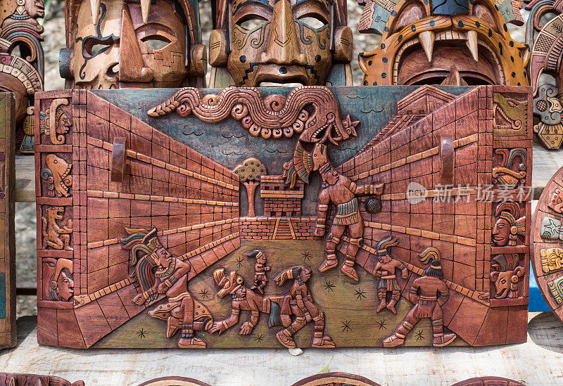 玛雅球类游戏木雕纪念品在墨西哥出售