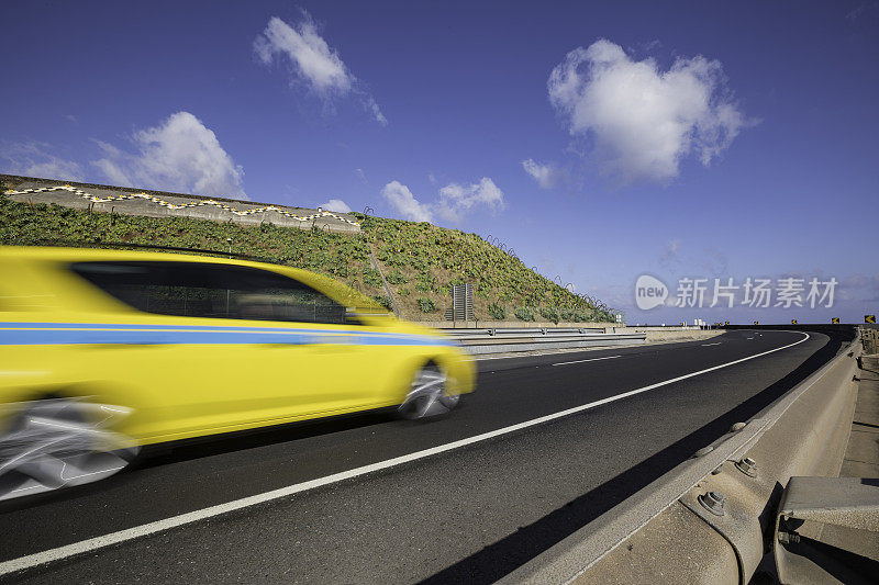 道路上模糊不清的汽车