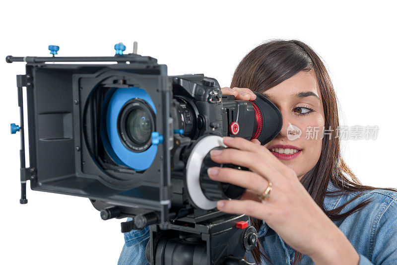 美丽的年轻女子用专业单反摄像机，白色