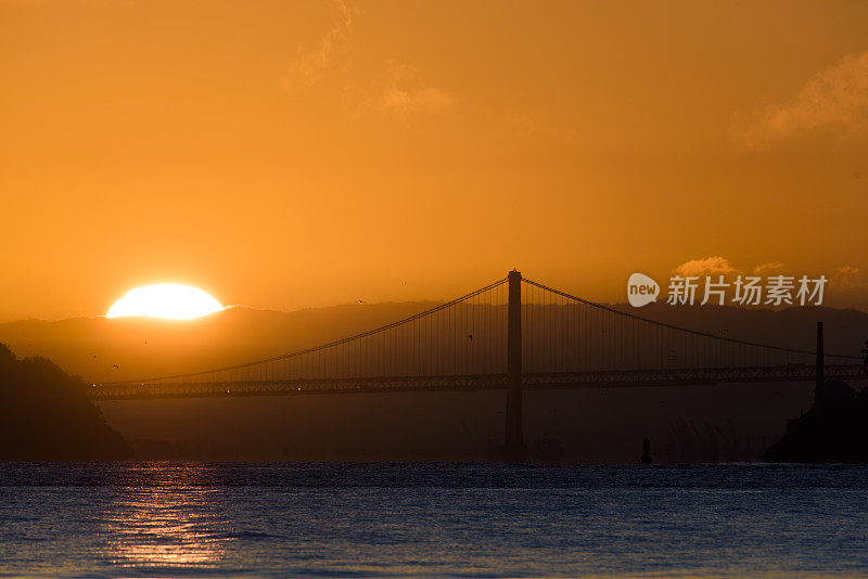 奥克兰海湾大桥上的日出