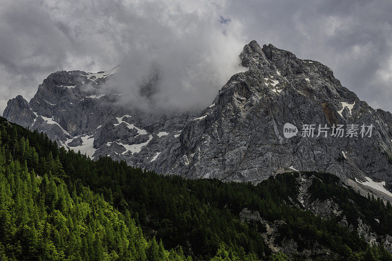 欧洲斯洛文尼亚朱利安阿尔卑斯山脉Vr?i? Primorska山的风景