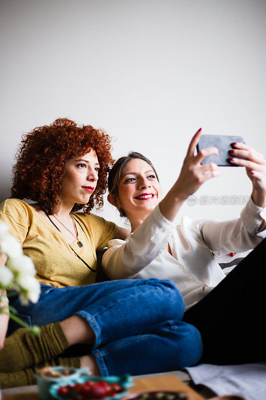 两个美女用手机自拍(选择性聚焦)