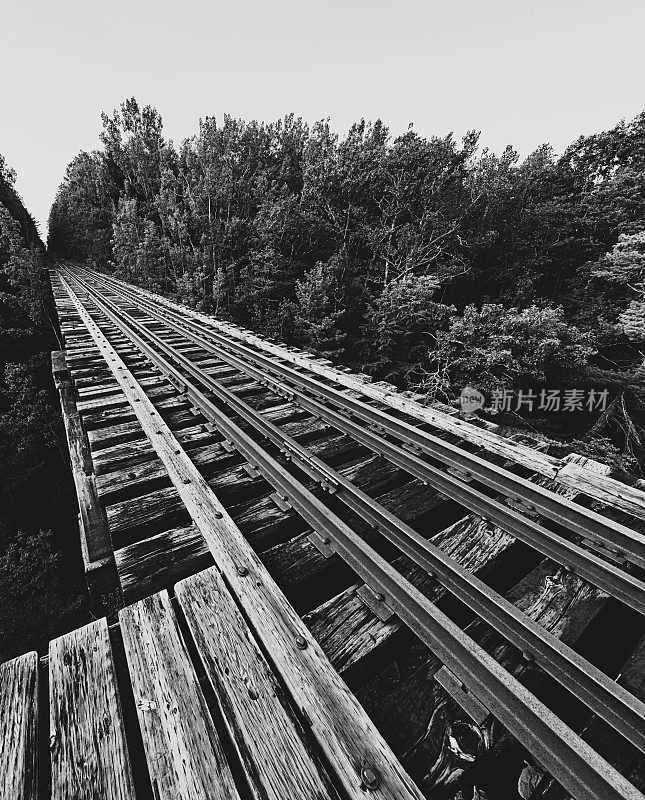 废弃的铁路桥梁