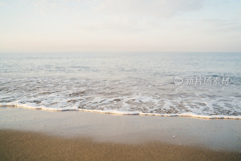 沙滩上海浪般的海水