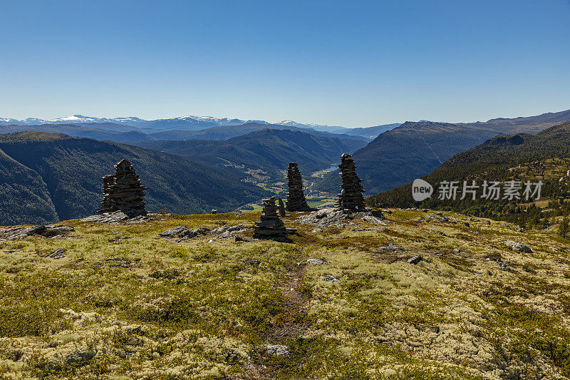 带有石冢的山地景观