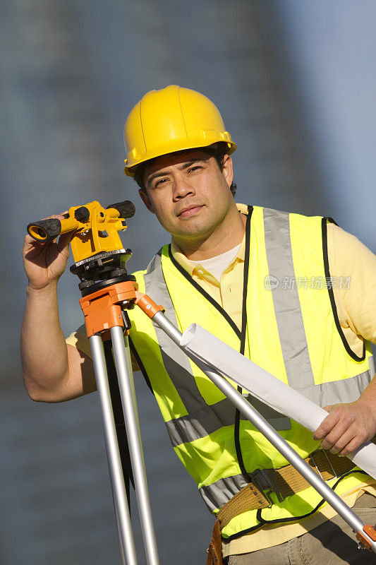 西班牙建筑工人戴安全帽和测量设备