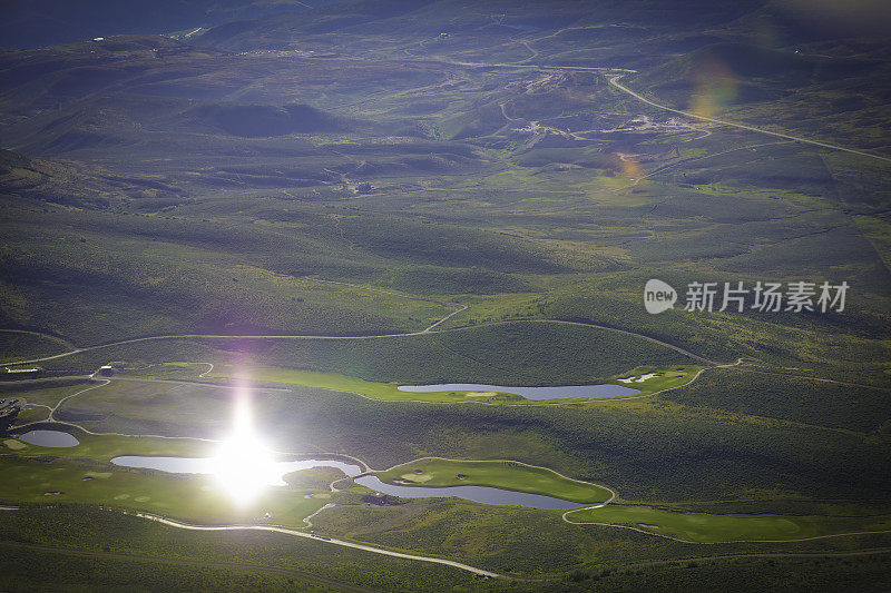 乘坐热气球在地面上空飞行