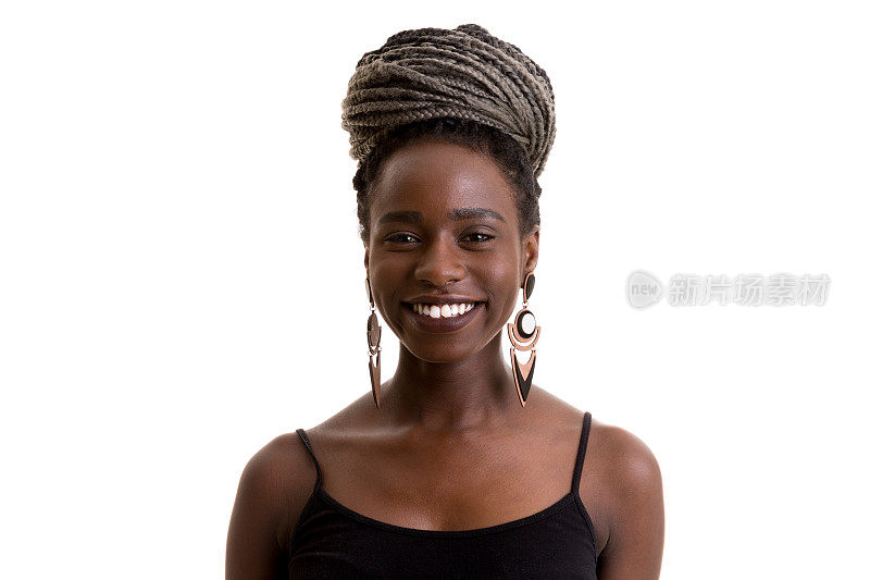 年轻的黑人妇女与非洲式发型微笑