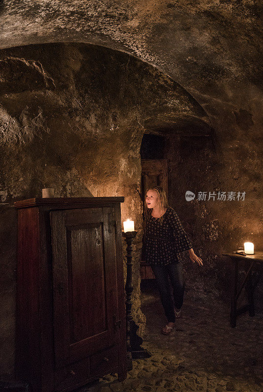 中世纪的洞穴状的客房