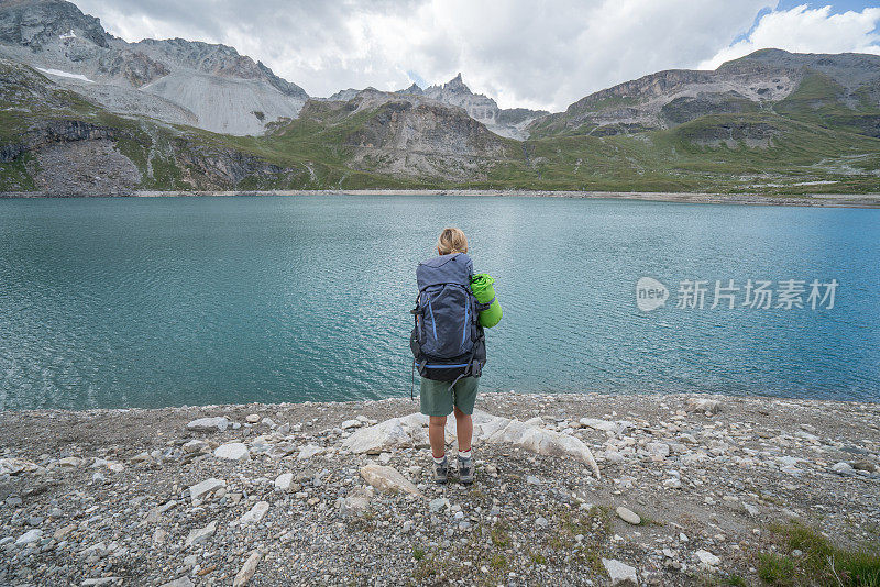 年轻女子在湖岸凝望大自然