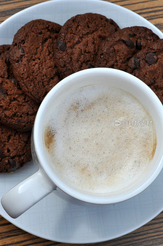 一杯玛奇朵咖啡和小双层巧克力饼干
