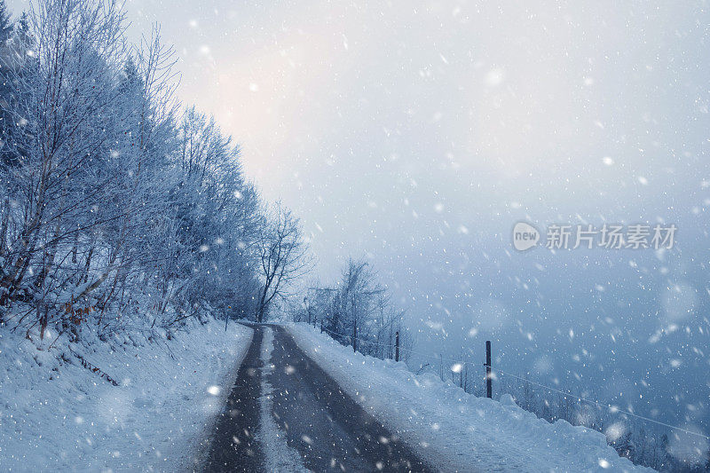 在大雪中开车