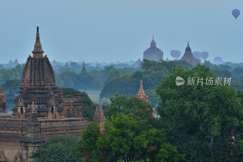 缅甸蒲甘晨雾中的寺庙和宝塔