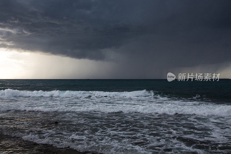 雨在海