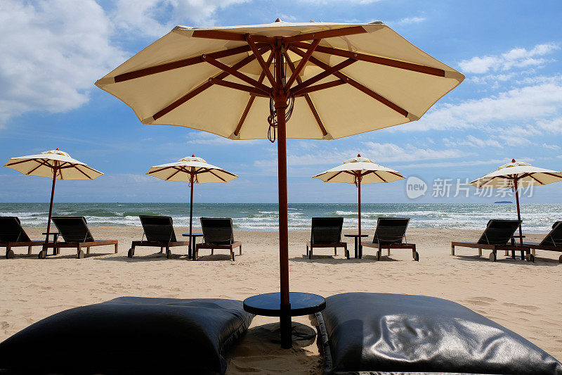 沙滩上的雨伞和椅子