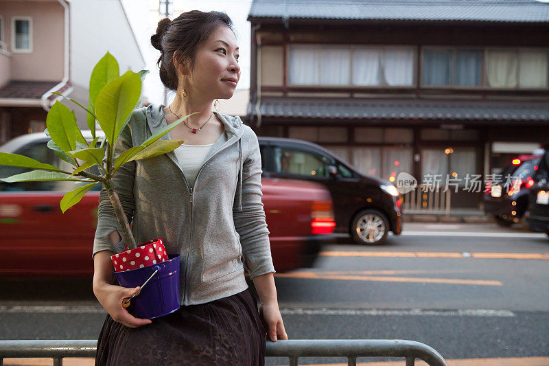 女人带着植物