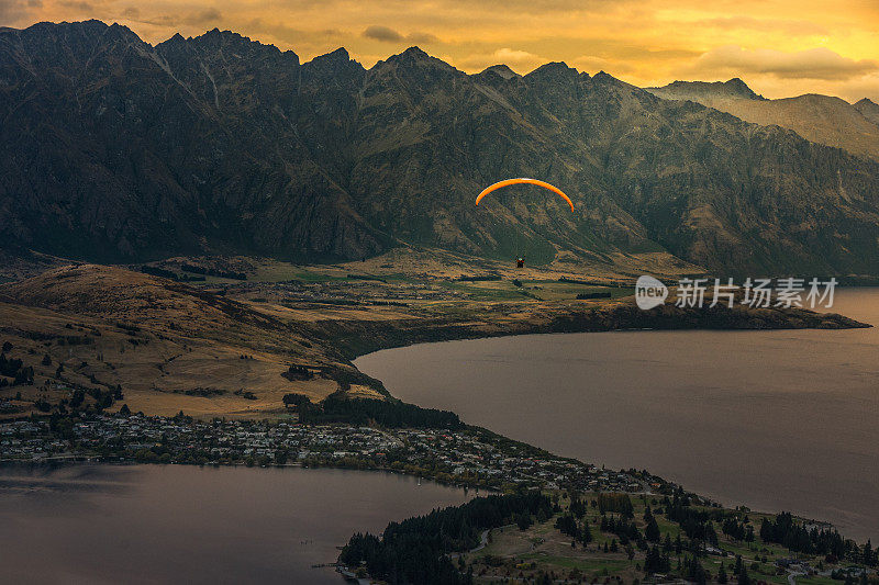 新西兰皇后镇和瓦凯提普湖上空的滑翔伞