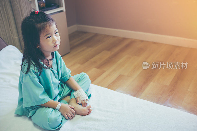 疾病亚洲儿童入院与生理盐水静脉滴注在手上。