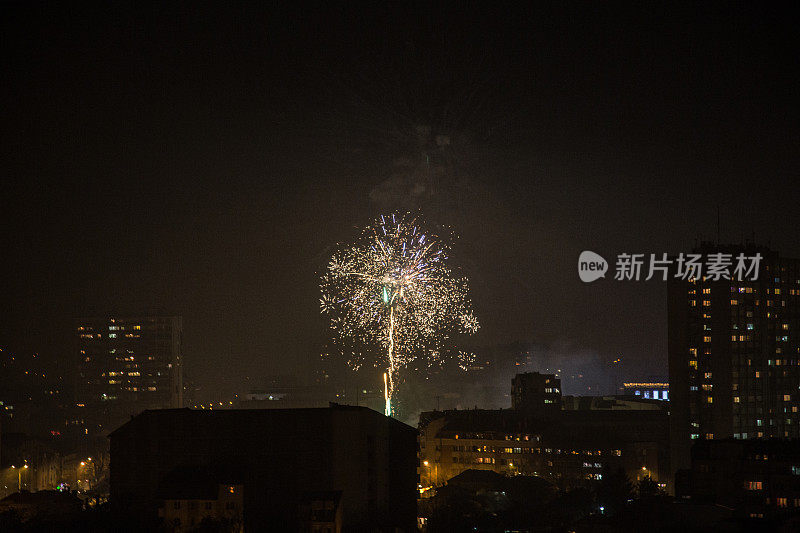 五颜六色的烟花在城市里