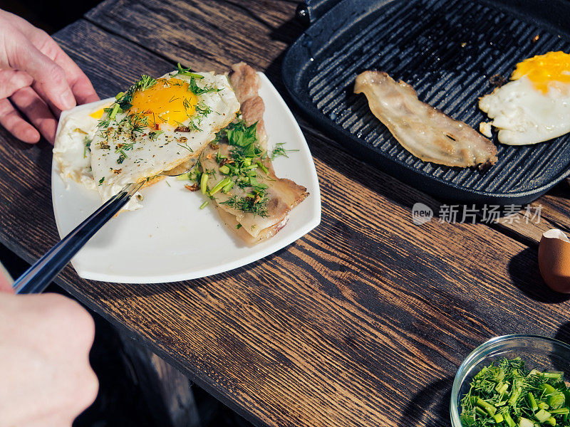 早餐有煎蛋、熏肉和咖啡