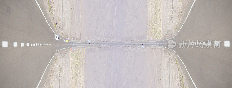 在阿塔卡马沙漠中通往无限的抽象道路