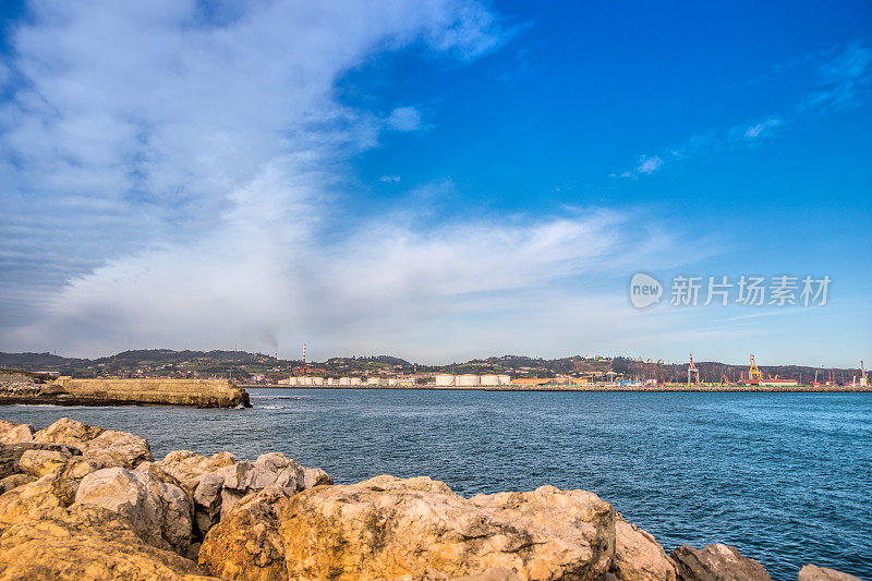 波尼恩特海滩和城市景观，Gijón，阿斯图里亚斯，西班牙。