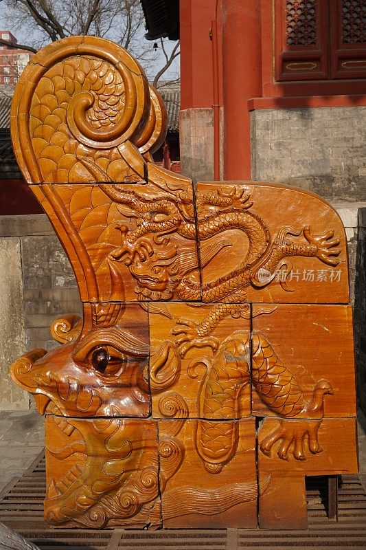 中国北京的一座寺庙里的木雕龙