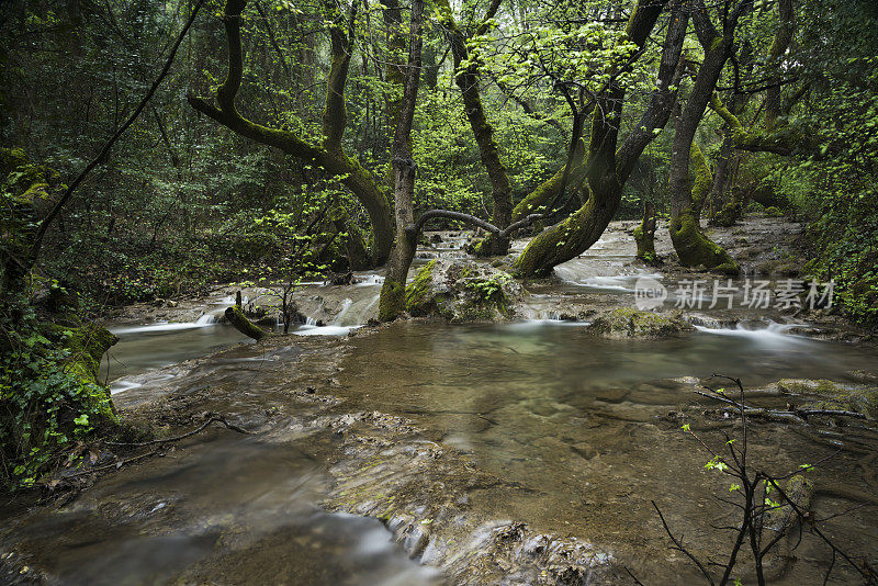 山间溪流