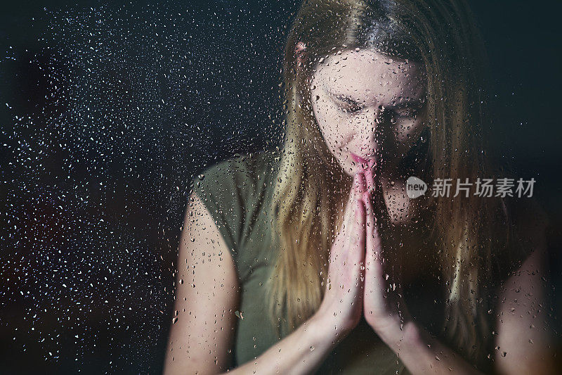 女人祈祷