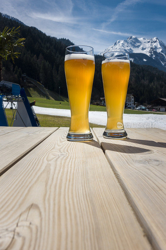 小麦啤酒在山区景观