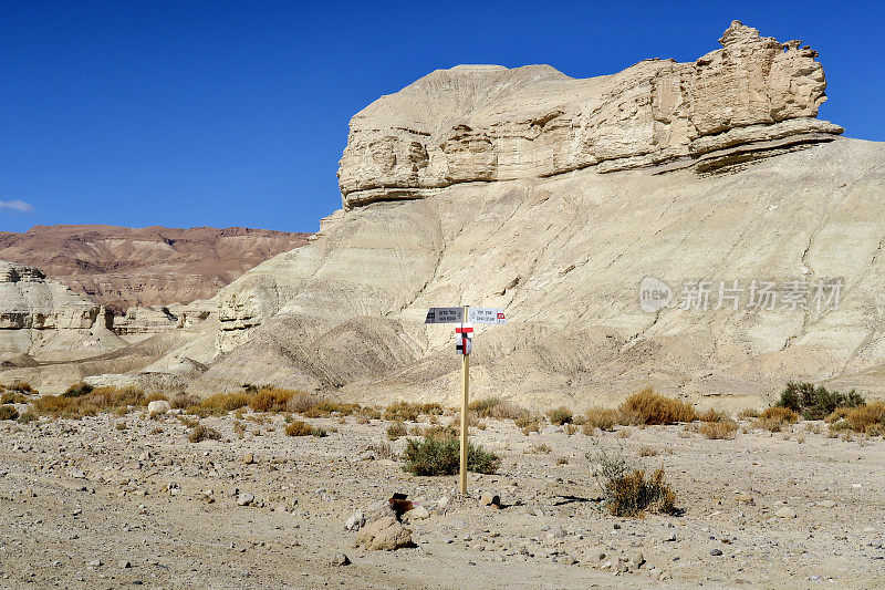 以色列犹太沙漠中十字路口的标志