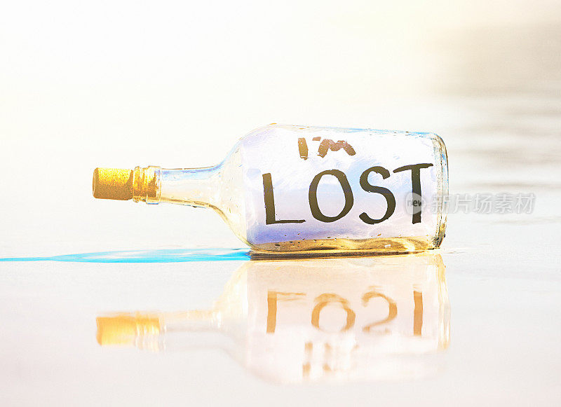海滩上漂流者的瓶子里写着“我迷路了”