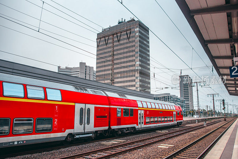 火车站里的红色客运列车