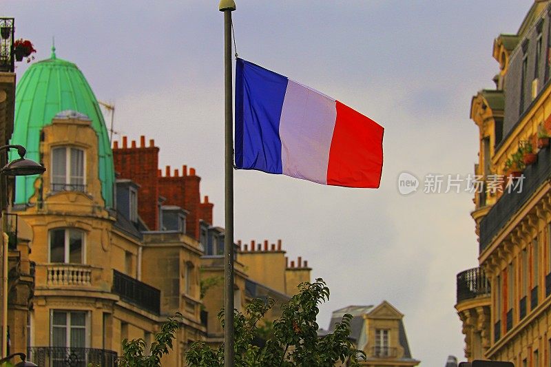 法国巴黎蒙马特的天空飘扬的法国国旗