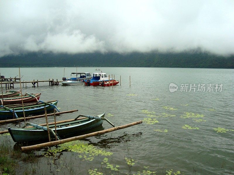 在印度尼西亚的巴厘岛，船只停泊在布拉坦湖上