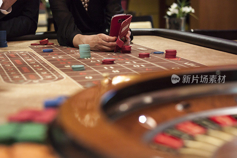 在赌场玩轮盘赌时使用手机