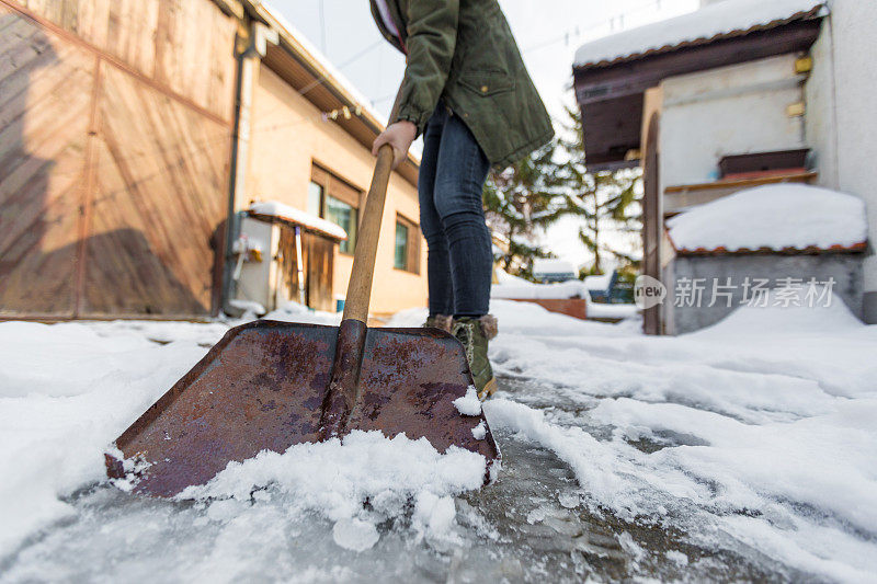 女人铲雪