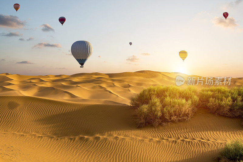 热气球飞过戈壁沙漠，新疆维吾尔自治区，中国