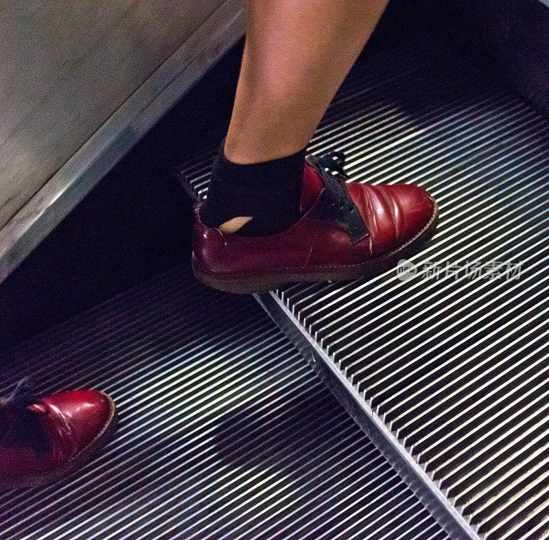 乘坐伦敦地铁自动扶梯的乘客